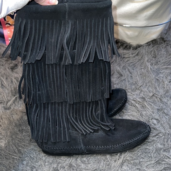 Women's Minnetonka black suede moccasin boots , with fringe, mid-calf, sz 6 - Picture 2 of 11